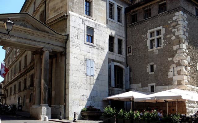 La Tour Baudet, où siège le Conseil d'État (détail). Photo : Geri340 (CC BY-SA 3.0)