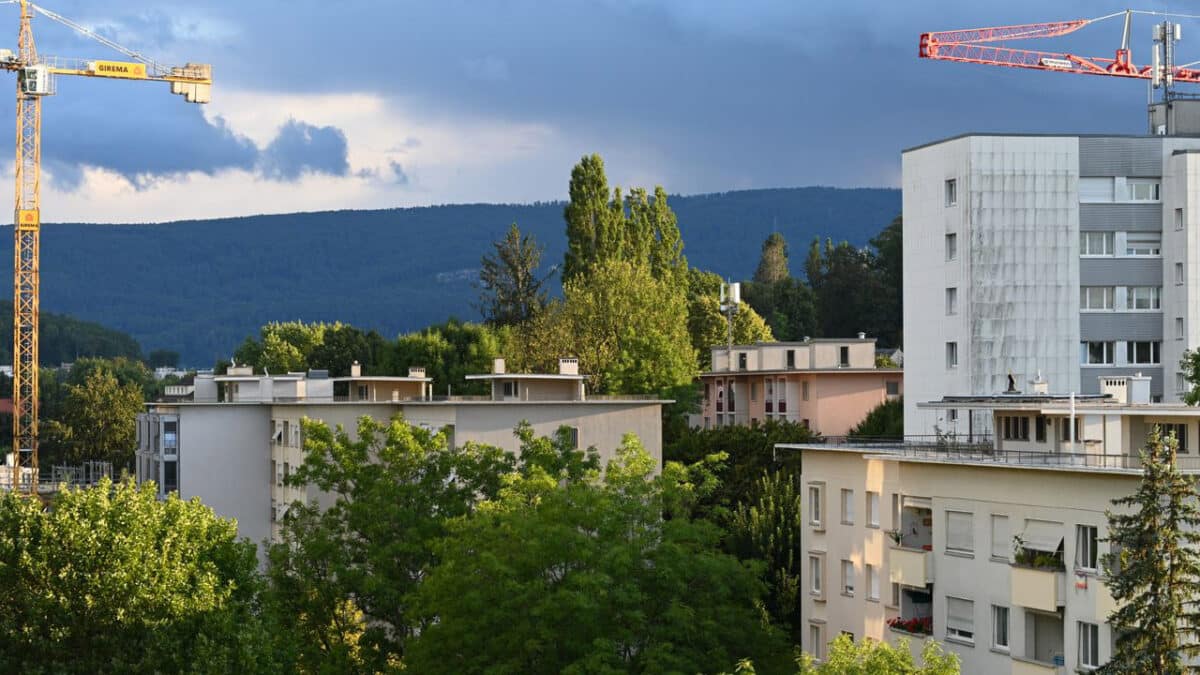 Immigration et pénurie de logements : Berne accueille, les cantons gèrent la crise