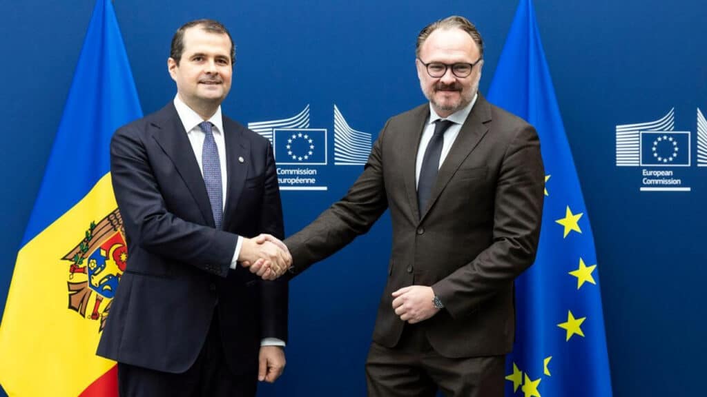 Les commissaires Dan Jørgensen (à droite), Maria Luís Albuquerque et Magnus Brunner reçoivent le Premier ministre moldave, Vasile Tofan (à gauche) à Bruxelles, le 5 octobre 2026. © European Union, 2026 (CC BY 4.0)
