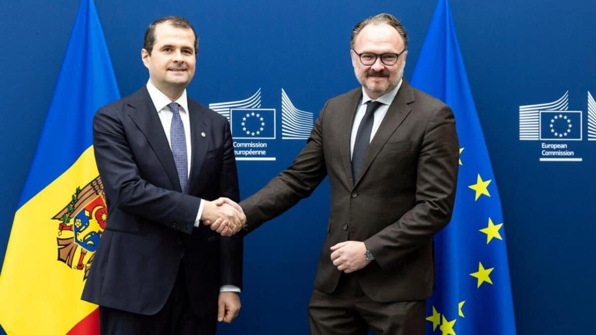 Les commissaires Dan Jørgensen (à droite), Maria Luís Albuquerque et Magnus Brunner reçoivent le Premier ministre moldave, Vasile Tofan (à gauche) à Bruxelles, le 5 octobre 2026. © European Union, 2026 (CC BY 4.0)