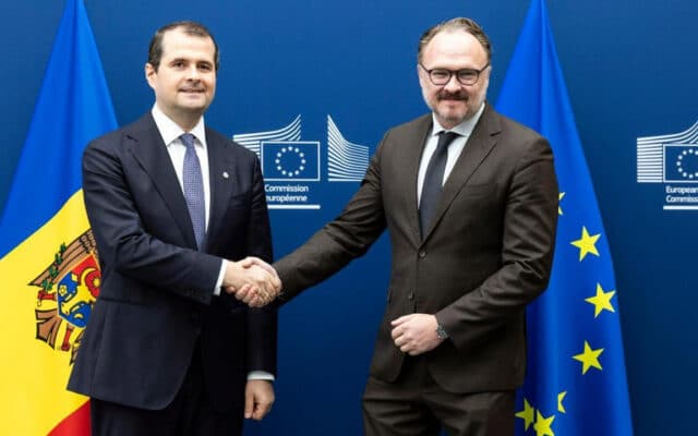 Les commissaires Dan Jørgensen (à droite), Maria Luís Albuquerque et Magnus Brunner reçoivent le Premier ministre moldave, Vasile Tofan (à gauche) à Bruxelles, le 5 octobre 2026. © European Union, 2026 (CC BY 4.0)