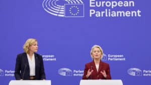 Le 17 septembre 2026, Ursula von der Leyen, présidente de la Commission européenne, et Henna Virkkunen, vice-présidente exécutive de la Commission européenne chargée de la Souveraineté numérique, de la Sécurité et de la Démocratie, ont tenu une conférence de presse conjointe afin de présenter le « EU Kids Act », une proposition visant à restreindre l'accès des enfants aux plateformes de réseaux sociaux au sein de l'UE. Photo : Dati Bendo / Union européenne (CC BY 4.0)