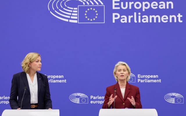 Le 17 septembre 2026, Ursula von der Leyen, présidente de la Commission européenne, et Henna Virkkunen, vice-présidente exécutive de la Commission européenne chargée de la Souveraineté numérique, de la Sécurité et de la Démocratie, ont tenu une conférence de presse conjointe afin de présenter le « EU Kids Act », une proposition visant à restreindre l'accès des enfants aux plateformes de réseaux sociaux au sein de l'UE. Photo : Dati Bendo / Union européenne (CC BY 4.0)