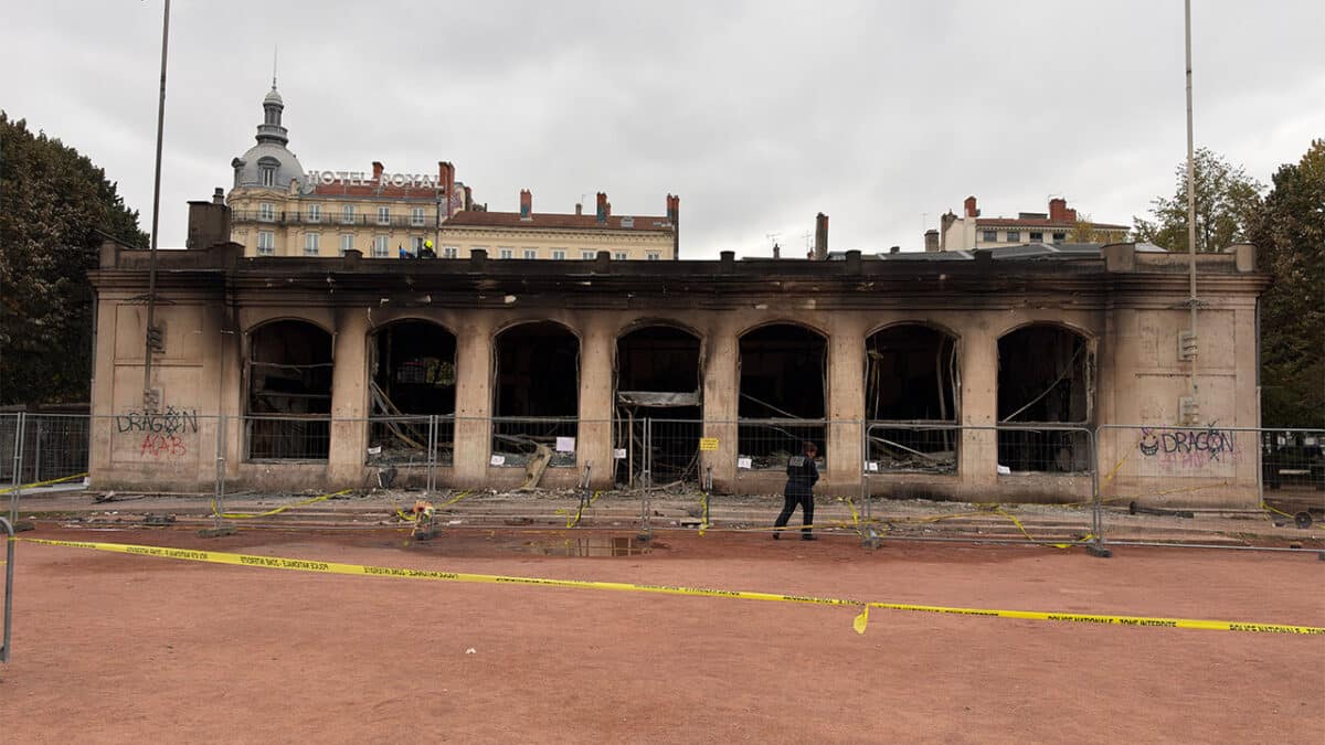 L'Office du tourisme de Lyon, un pavillon datant de 1852, incendié par des militants d'extrême gauche. Sa remise en état est estimée à près d'un million d'euros. Photo : Corentin Eustacchi (CC BY-SA 4.0)
