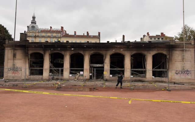 L'Office du tourisme de Lyon, un pavillon datant de 1852, incendié par des militants d'extrême gauche. Sa remise en état est estimée à près d'un million d'euros. Photo : Corentin Eustacchi (CC BY-SA 4.0)