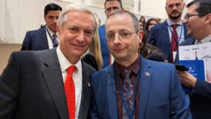 Olivier Bault (à droite) avec le président chilien José Antonio Kast en février dernier au Parlement européen à Bruxelles, au Sommet transatlantique du Political Network for Values. Kast a fait du renvoi des immigrants illégaux une des grandes promesses de sa campagne. Photo : © Olivier Bault