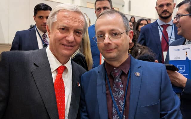 Olivier Bault (à droite) avec le président chilien José Antonio Kast en février dernier au Parlement européen à Bruxelles, au Sommet transatlantique du Political Network for Values. Kast a fait du renvoi des immigrants illégaux une des grandes promesses de sa campagne. Photo : © Olivier Bault