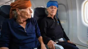 Libérées après leur enlèvement en 2025, Eva Gretzmacher et Claudia Abbt à bord de l’avion les ramenant à Benghazi, le 21 octobre 2026. Photo : © DR / via WhatsApp