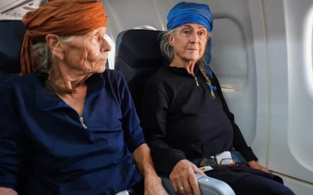 Libérées après leur enlèvement en 2025, Eva Gretzmacher et Claudia Abbt à bord de l’avion les ramenant à Benghazi, le 21 octobre 2026. Photo : © DR / via WhatsApp