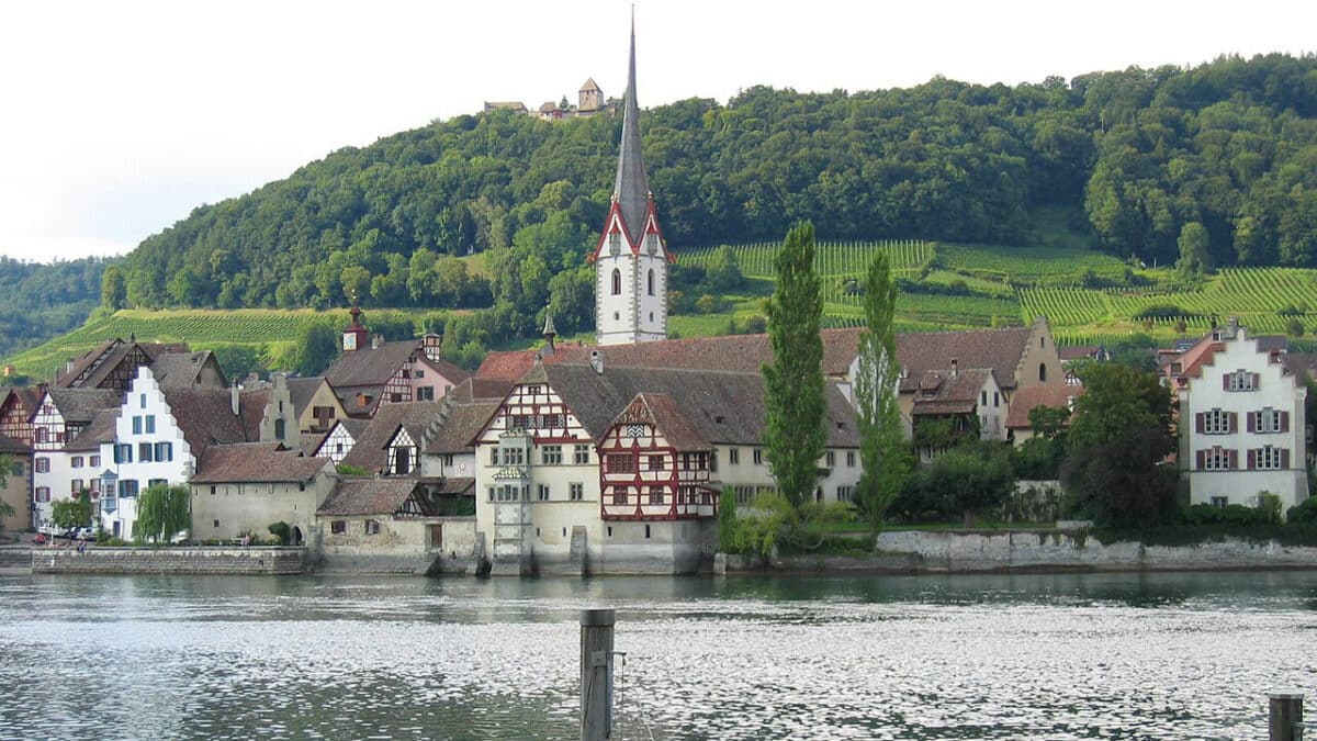 Stein am Rhein et le château Hohenklingen : ce cadre bucolique tranche est aussi celui d'un crime particulièrement sordide. Photo : Nowic (Domaine public)