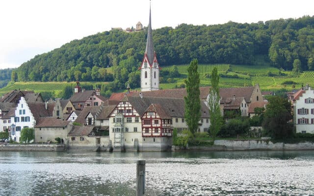 Stein am Rhein et le château Hohenklingen : ce cadre bucolique tranche est aussi celui d'un crime particulièrement sordide. Photo : Nowic (Domaine public)
