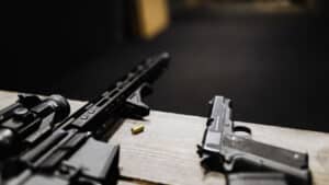 Vaud : des armes volées à Morges, un suspect de 14 ans arrêté à Bière